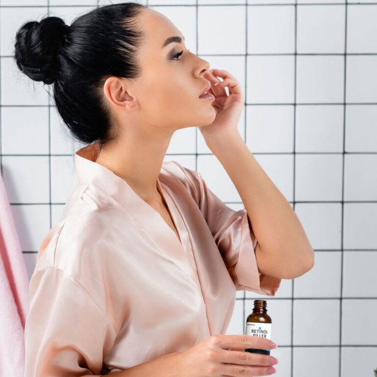 Chica aplicandose sérum de Retinol