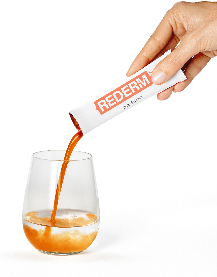 Mano vertiendo un stick de REDERM Reafirmante Cutáneo Bebible en un vaso con agua